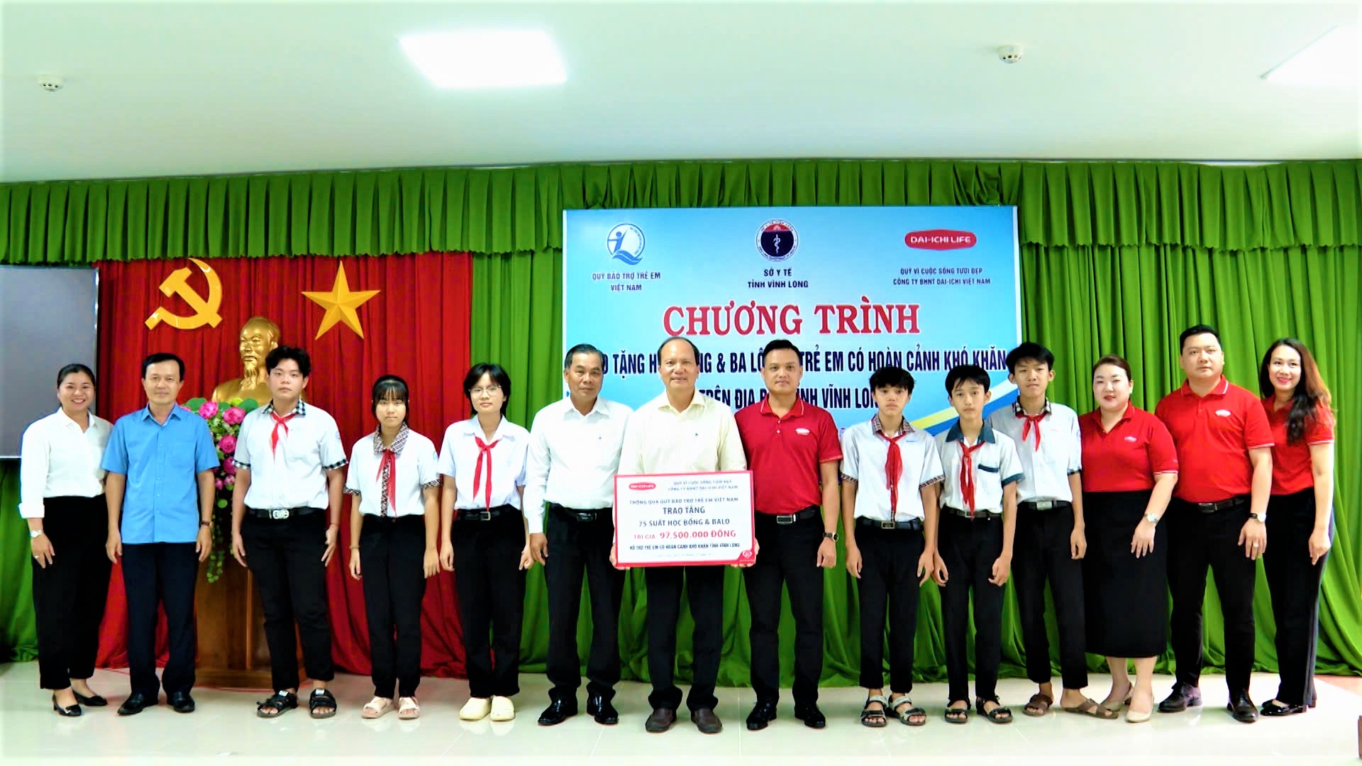 Ngày 20/5/2025, Dai-ichi Life Việt Nam trao 75 suất học bổng và quà tặng trị giá hơn 97 triệu đồng (mỗi suất gồm 1 triệu đồng tiền mặt và ba lô), cho 75 học sinh có hoàn cảnh khó khăn tại Huyện Long Hồ, Tỉnh Vĩnh Long